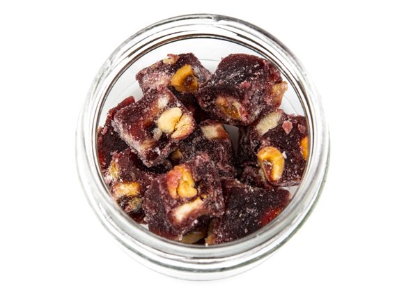 Upeņu konfekte ar lazdu riekstiem un cepumiem